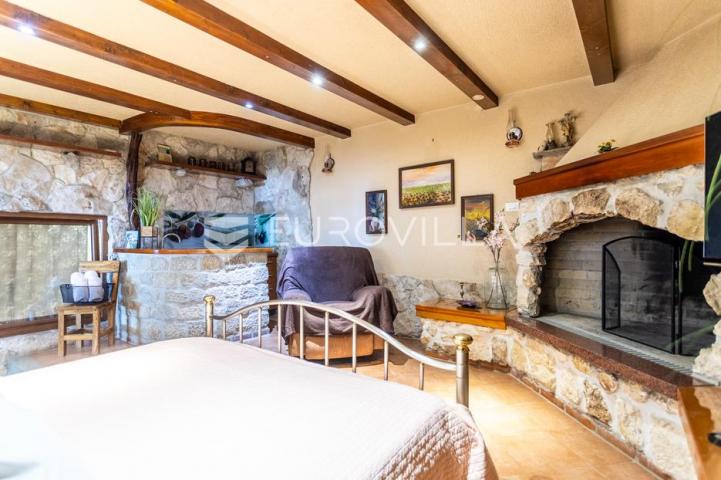 Omiš, Stanići, lijepa kuća s pogledom na more ukupne površine 160m2 na zemljištu površine 2546 m2
