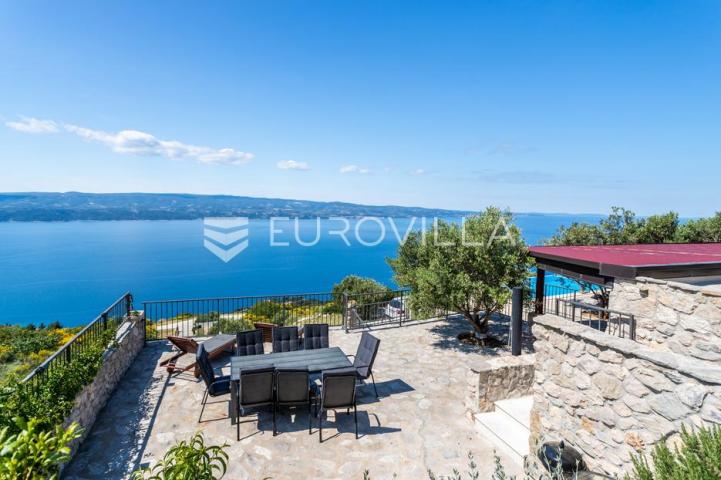 Omiš, Stanići, lijepa kuća s pogledom na more ukupne površine 160m2 na zemljištu površine 2546 m2