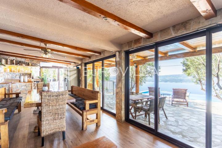 Omiš, Stanići, lijepa kuća s pogledom na more ukupne površine 160m2 na zemljištu površine 2546 m2