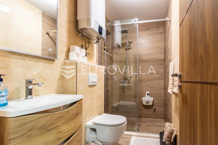 Omiš, Stanići, lijepa kuća s pogledom na more ukupne površine 160m2 na zemljištu površine 2546 m2