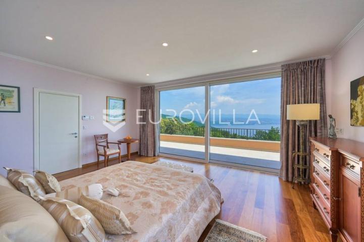 Lovran, Opatija, vila s bazenom, okućnicom, jedinstvena lokacija