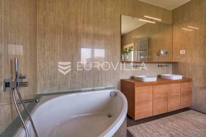 Lovran, Opatija, vila s bazenom, okućnicom, jedinstvena lokacija