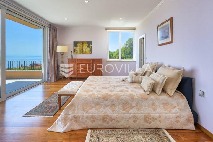 Lovran, Opatija, vila s bazenom, okućnicom, jedinstvena lokacija
