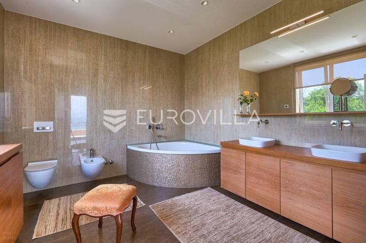 Lovran, Opatija, vila s bazenom, okućnicom, jedinstvena lokacija