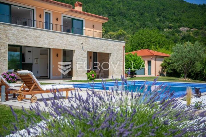 Lovran, Opatija, vila s bazenom, okućnicom, jedinstvena lokacija