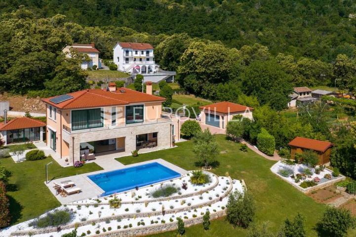 Lovran, Opatija, vila s bazenom, okućnicom, jedinstvena lokacija