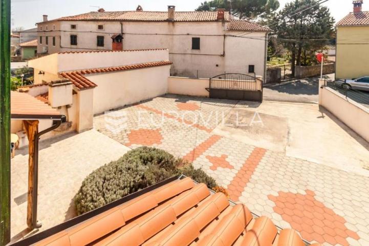 Istra, Marčana, kuća u nizu od 120 m² s dvorištem