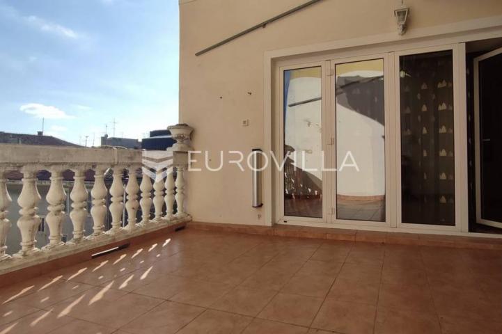 Pula, Giardini, višesoban stan, privatni parking, velika terasa, 180 m²