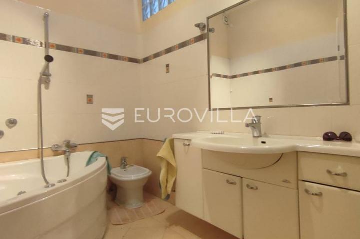 Pula, Giardini, višesoban stan, privatni parking, velika terasa, 180 m²