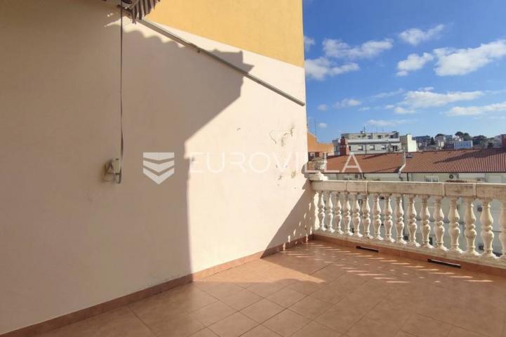 Pula, Giardini, višesoban stan, privatni parking, velika terasa, 180 m²