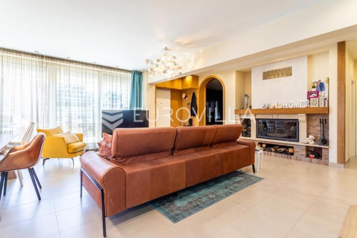 Vodice, lijepa i prostrana kuća površine 256,38 m²