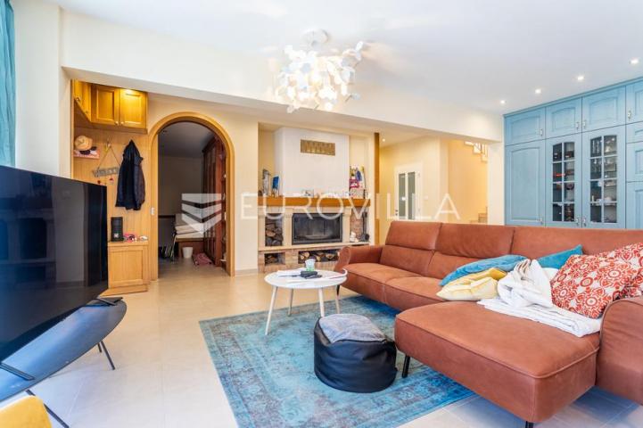 Vodice, lijepa i prostrana kuća površine 256,38 m²