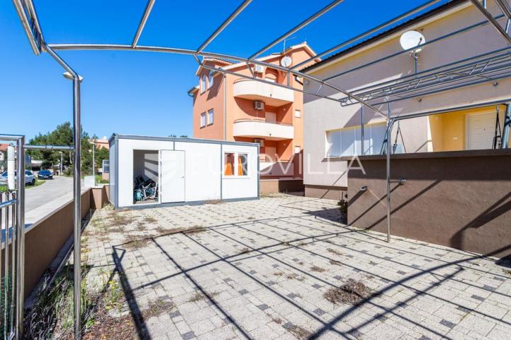Vodice, lijepa i prostrana kuća površine 256,38 m²