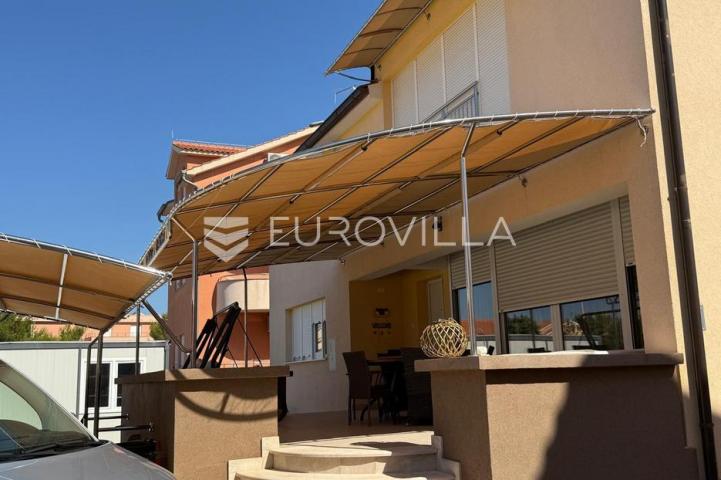 Vodice, lijepa i prostrana kuća površine 256,38 m²