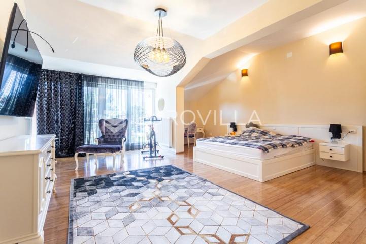 Vodice, lijepa i prostrana kuća površine 256,38 m²