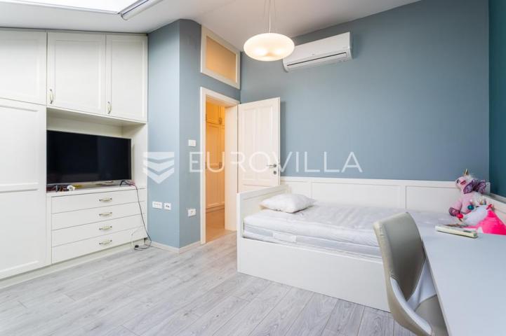 Vodice, lijepa i prostrana kuća površine 256,38 m²