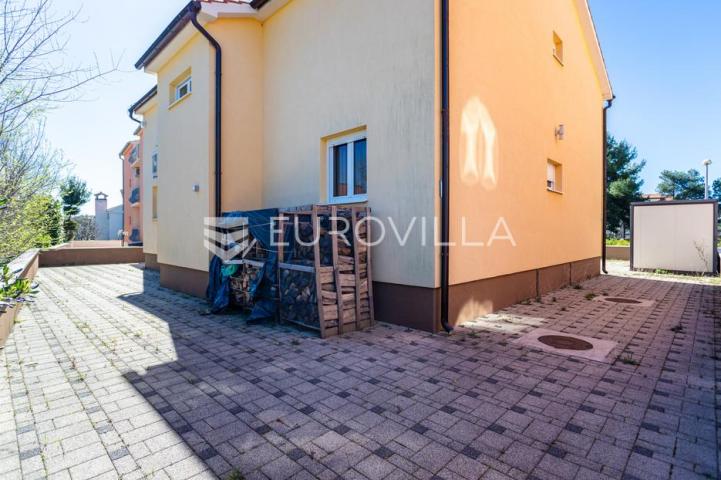 Vodice, lijepa i prostrana kuća površine 256,38 m²