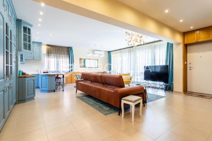 Vodice, lijepa i prostrana kuća površine 256,38 m²
