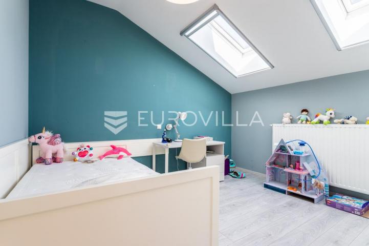 Vodice, lijepa i prostrana kuća površine 256,38 m²