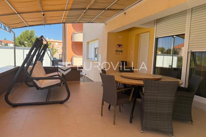 Vodice, lijepa i prostrana kuća površine 256,38 m²