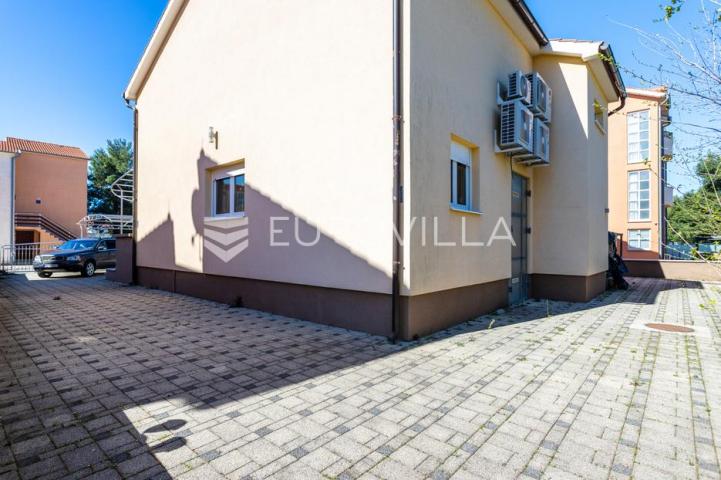 Vodice, lijepa i prostrana kuća površine 256,38 m²