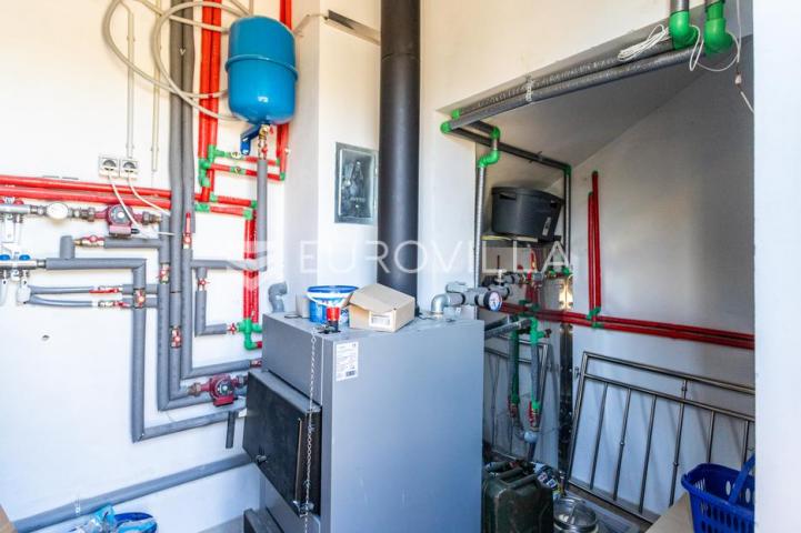 Vodice, lijepa i prostrana kuća površine 256,38 m²