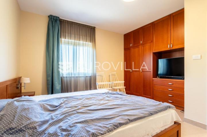 Vodice, lijepa i prostrana kuća površine 256,38 m²