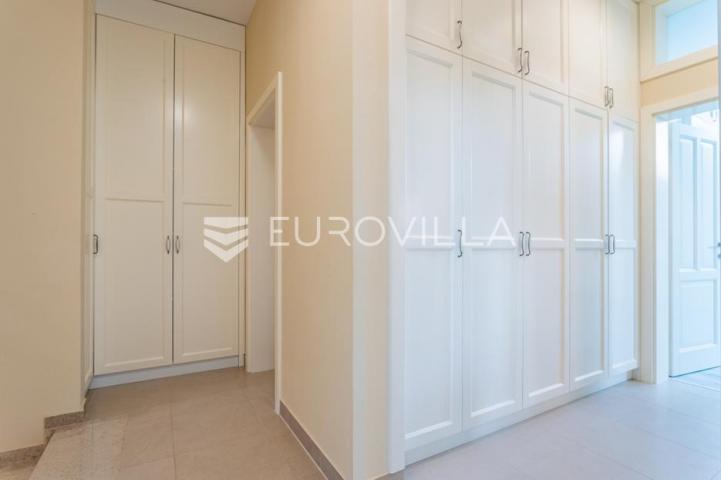 Vodice, lijepa i prostrana kuća površine 256,38 m²