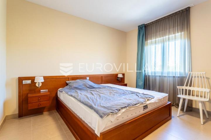 Vodice, lijepa i prostrana kuća površine 256,38 m²