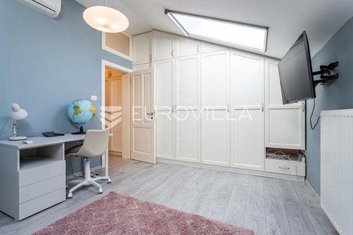 Vodice, lijepa i prostrana kuća površine 256,38 m²