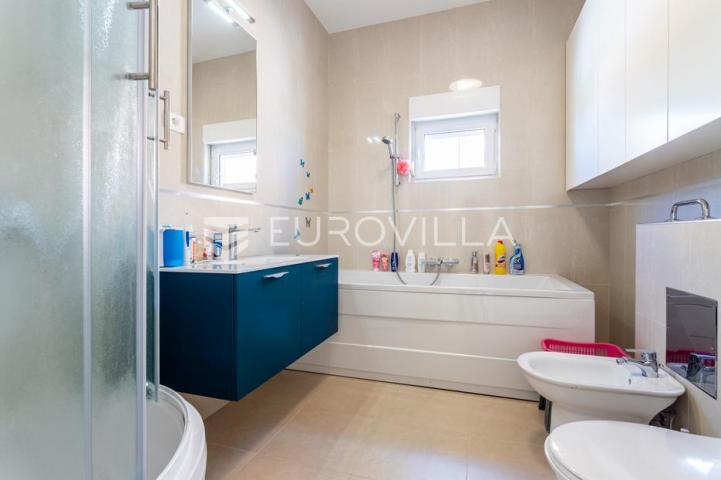 Vodice, lijepa i prostrana kuća površine 256,38 m²