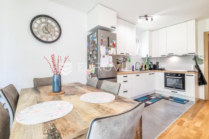 Zagreb, Dugave, trosoban stan 71 m² s vrtom