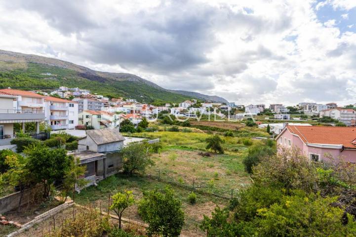 Podstrana, komforan četverosoban stan s terasom, dostupan od 15.09.2026 do 15.06.2027