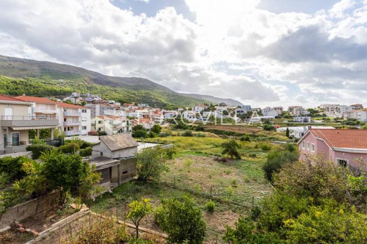 Podstrana, komforan četverosoban stan s terasom, dostupan od 15.09.2026 do 15.06.2027
