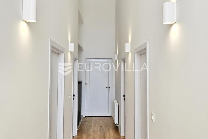 Gorski kotar, Kupjak, novoizgrađena kuća s grijanim bazenom, na parceli 1600 m²