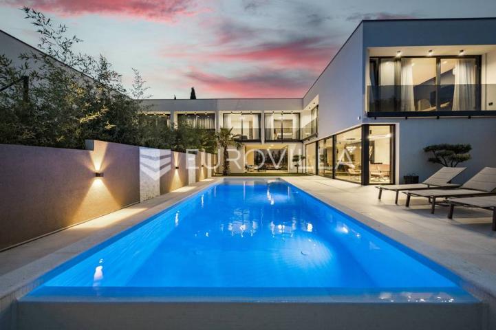 Istra, Medulin, prekrasna moderna dvojna vila 220 m²