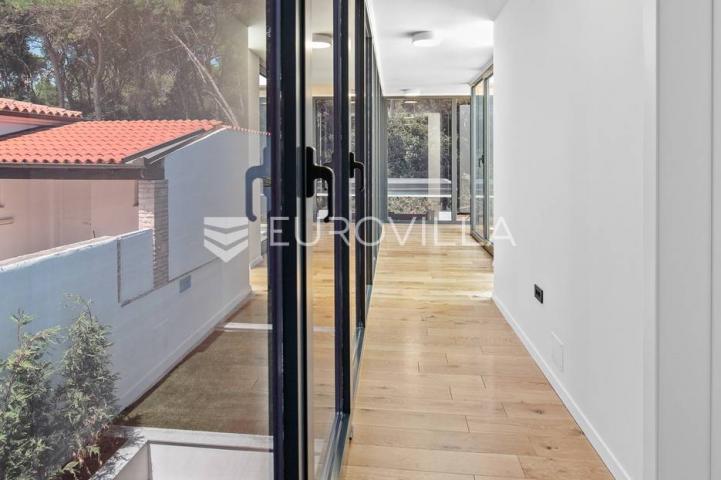 Istra, Medulin, prekrasna moderna dvojna vila 220 m²