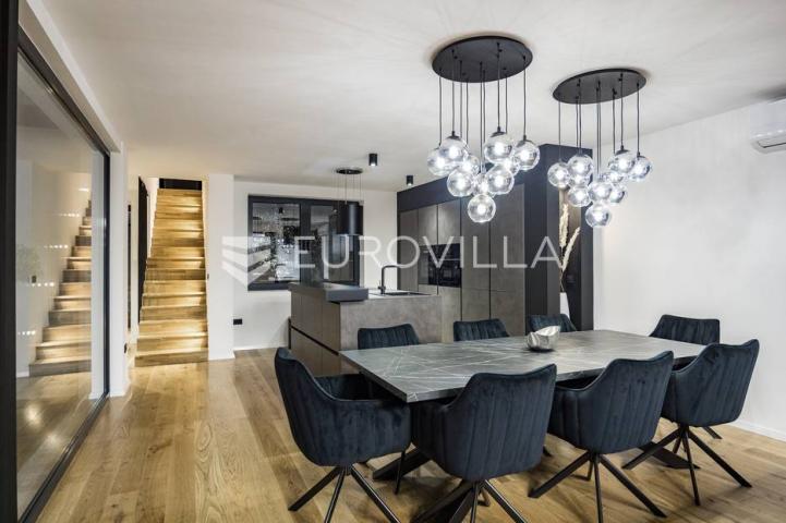 Istra, Medulin, prekrasna moderna dvojna vila 220 m²