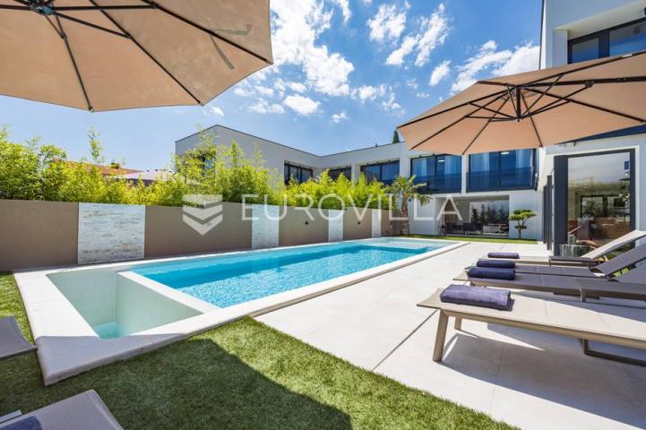 Istra, Medulin, prekrasna moderna dvojna vila 220 m²