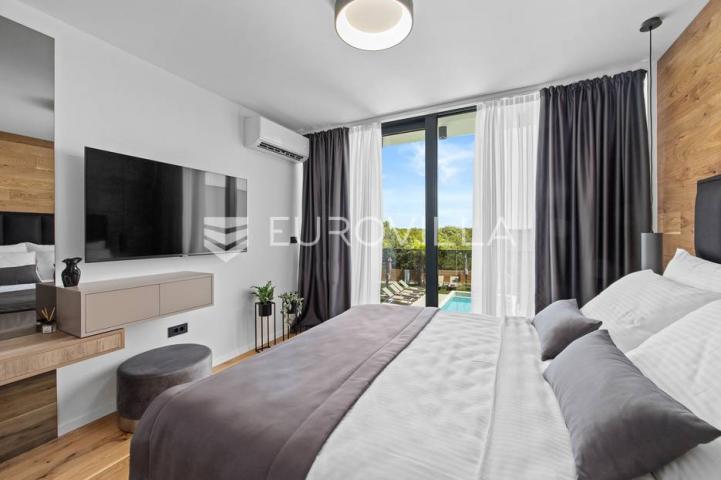 Istra, Medulin, prekrasna moderna dvojna vila 220 m²