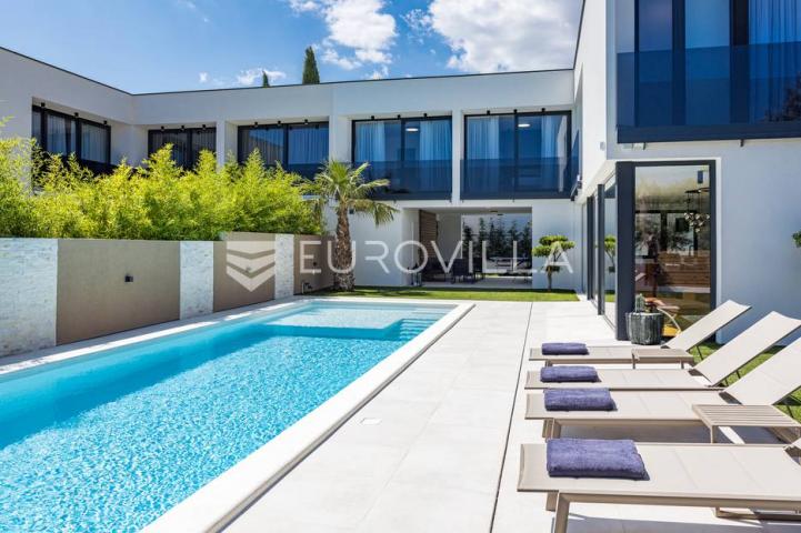 Istra, Medulin, prekrasna moderna dvojna vila 220 m²