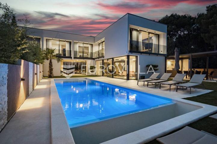 Istra, Medulin, prekrasna moderna dvojna vila 220 m²