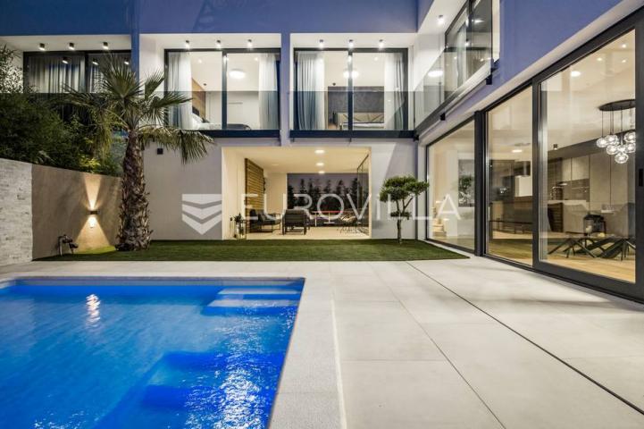 Istra, Medulin, prekrasna moderna dvojna vila 220 m²