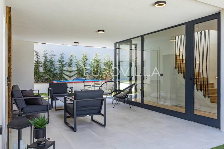 Istra, Medulin, prekrasna moderna dvojna vila 220 m²