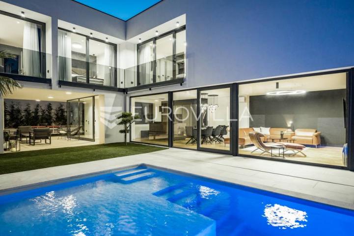 Istra, Medulin, prekrasna moderna dvojna vila 220 m²