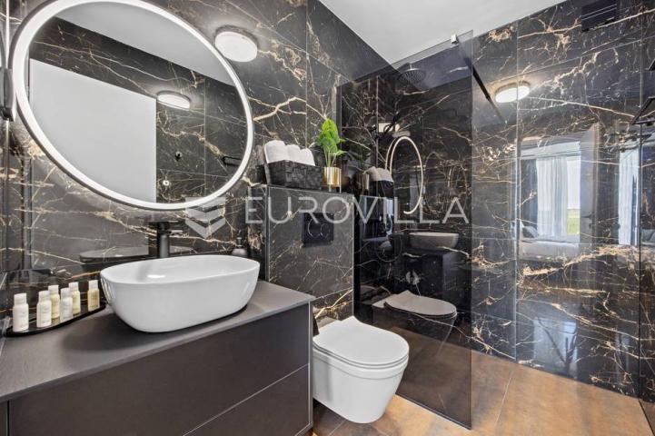 Istra, Medulin, prekrasna moderna dvojna vila 220 m²