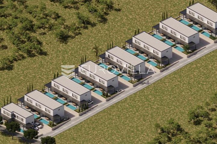 Mandre, trosobni dvoetažni stan s privatnim bazenom i dvorištem u najljepšoj ulici 136,6 m²