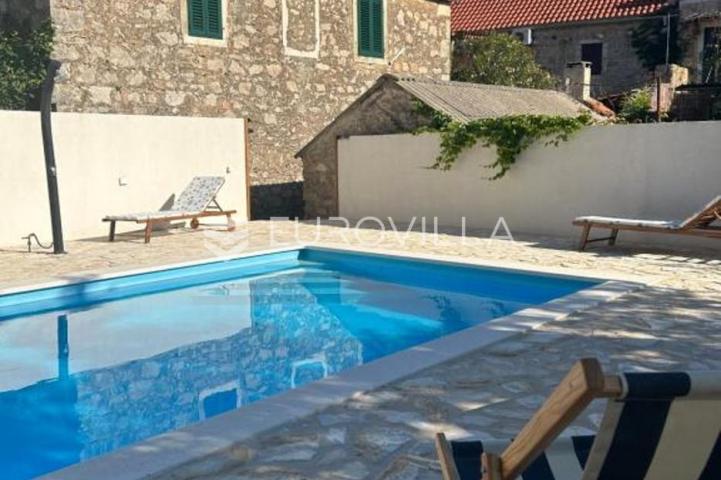 Hvar, Vrbanj, autohtona kamena kuća s bazenom