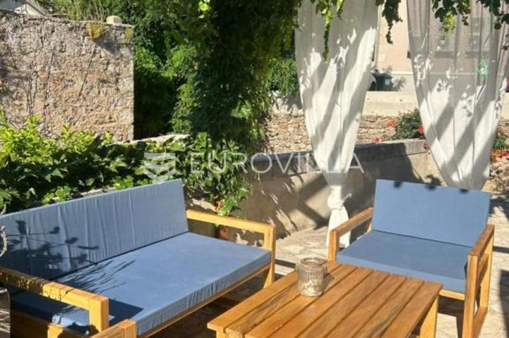 Hvar, Vrbanj, autohtona kamena kuća s bazenom