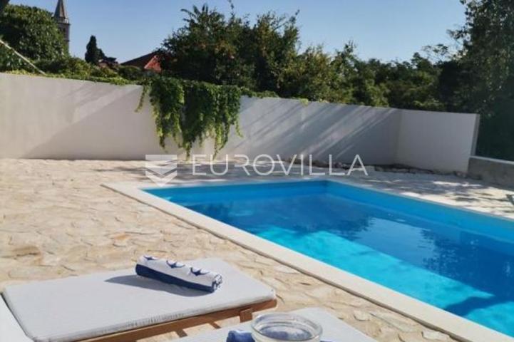 Hvar, Vrbanj, autohtona kamena kuća s bazenom